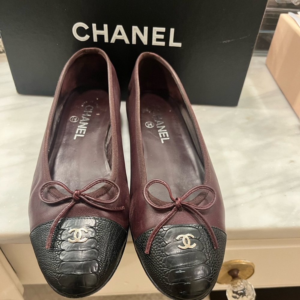 Chanel original burgundy ballerina flat with skin tip